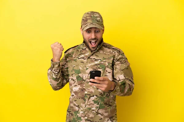 Military Man Isolated Yellow Background Surprised Sending Message — Photo