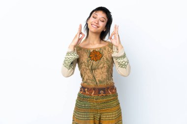 Genç Uruguaylı kız Zen pozunda soyutlanmış beyaz arka plan üzerinde