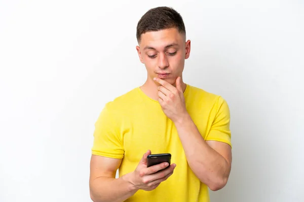 Joven Brasileño Aislado Sobre Fondo Blanco Pensando Enviando Mensaje —  Fotos de Stock