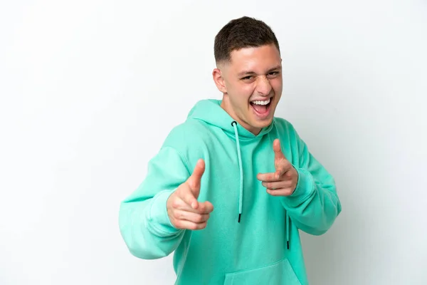 Jonge Braziliaanse Man Geïsoleerd Witte Achtergrond Wijzend Naar Voorkant Glimlachend — Stockfoto