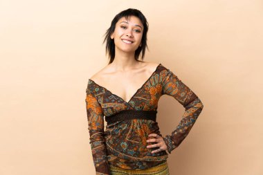 Bej arka planda izole edilmiş Hintli kadın gülüyor