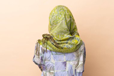 Hintli kadın bej arka planda izole edilmiş.