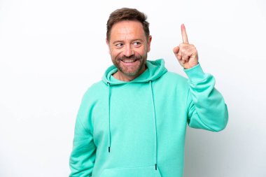 Beyaz arka planda izole edilmiş orta yaşlı beyaz bir adam çözümü bulmak için parmağını kaldırıyor.