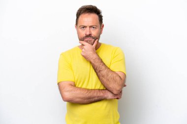 Beyaz arka planda soyutlanmış orta yaşlı beyaz bir adam