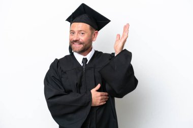 Orta yaşlı üniversite mezunu, beyaz arka planda izole edilmiş, davet edilmek için elini uzatan biri.