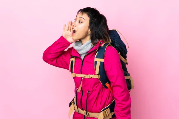 Joven Montañista Con Una Gran Mochila Sobre Fondo Rosa Aislado —  Fotos de Stock