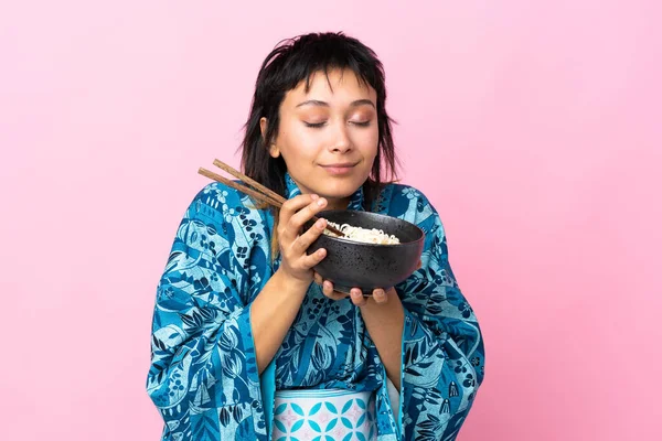 Jonge Vrouw Draagt Kimono Met Een Kom Noedels Geïsoleerde Witte — Stockfoto