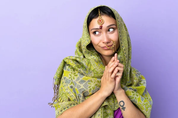 Indian Woman Isolated Purple Background Scheming Something — Φωτογραφία Αρχείου