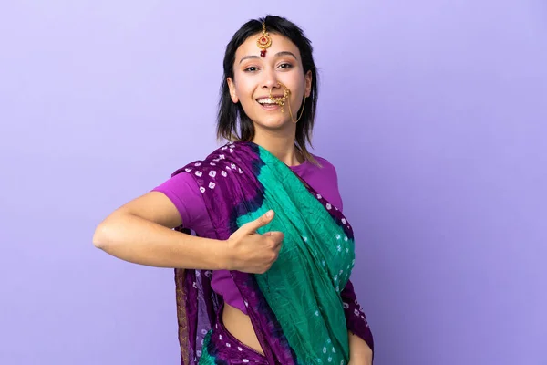 Mujer India Aislada Sobre Fondo Púrpura Dando Gesto Hacia Arriba —  Fotos de Stock