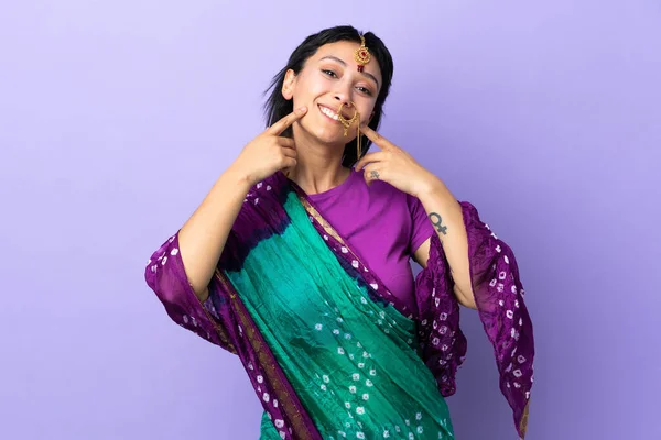 被紫色背景隔离的印度女人带着快乐而愉快的微笑 — 图库照片