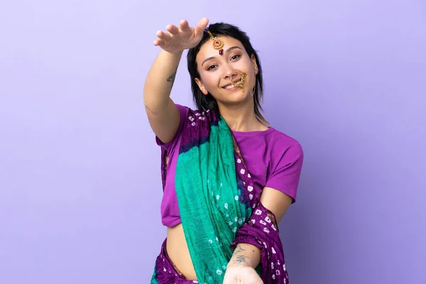 Ινδή Γυναίκα Απομονωμένη Μωβ Φόντο Παρουσιάζοντας Και Καλώντας Έρθει Χέρι — Φωτογραφία Αρχείου