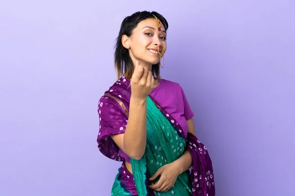 Femme Indienne Isolée Sur Fond Violet Faisant Geste Argent — Photo