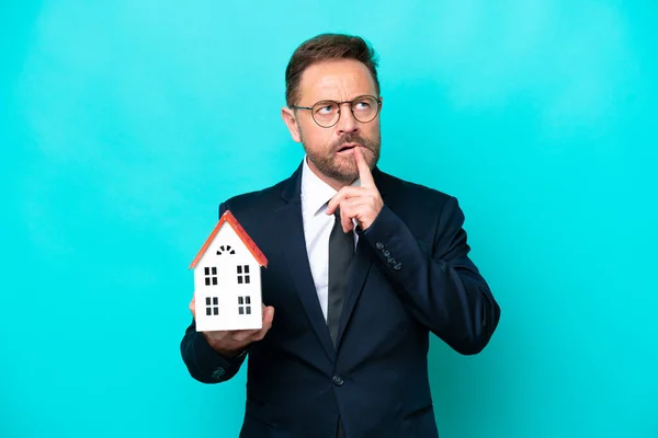 Real Estate Middle Age Agent Man Isolated Blue Background Having —  Fotos de Stock