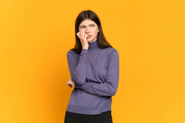 Menina Ucraniana Jovem Isolado Fundo Amarelo Pouco Nervoso — Fotografia de Stock