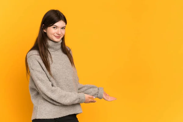 Joven Ucraniana Aislada Sobre Fondo Amarillo Extendiendo Las Manos Lado — Foto de Stock
