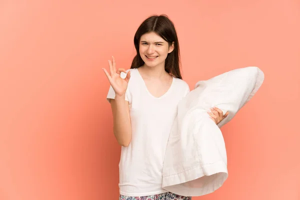 Mladá Ukrajinská Dívka Izolované Růžovém Pozadí Pyžamu Ukazující Znamení Prsty — Stock fotografie