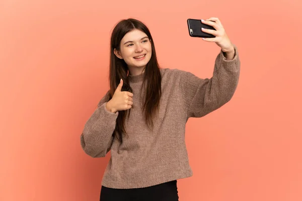 Joven Ucraniana Aislada Sobre Fondo Rosa Haciendo Una Selfie Con —  Fotos de Stock