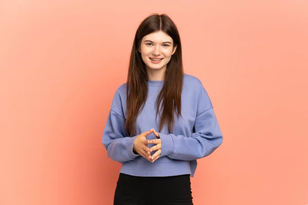 Menina Ucraniana Jovem Isolado Fundo Rosa Rindo — Fotografia de Stock