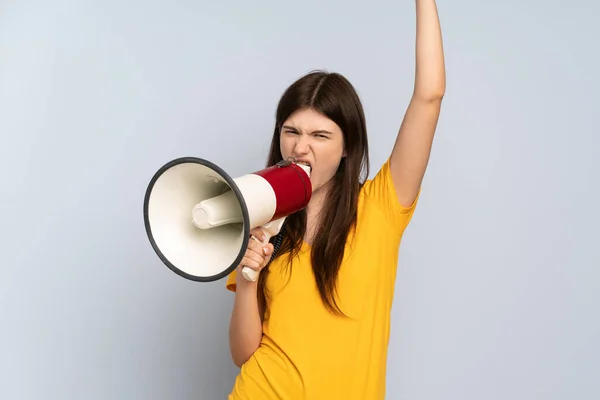 Jong Oekraïens Meisje Geïsoleerd Witte Achtergrond Schreeuwen Door Een Megafoon — Stockfoto