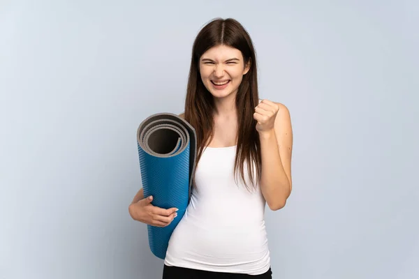 Young Ukrainian Sport Girl Going Yoga Classes While Holding Mat — Foto Stock