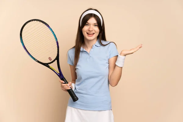 Ung Ukrainska Flicka Tennisspelare Över Isolerad Vägg Med Chockad Ansiktsuttryck — Stockfoto