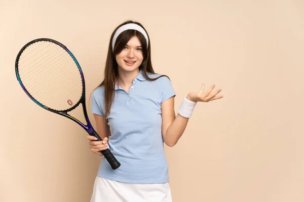 Fiatal Ukrán Lány Teniszező Elszigetelt Fal Kiterjeszti Kezét Oldalra Meghívó — Stock Fotó