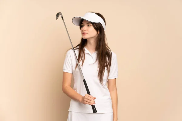 Young Ukrainian Golfer Girl Isolated Beige Background Looking Side — Foto de Stock