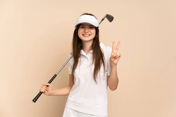 Menina Ucraniana Jovem Isolado Fundo Bege Jogar Golfe Mostrando Sinal — Fotografia de Stock