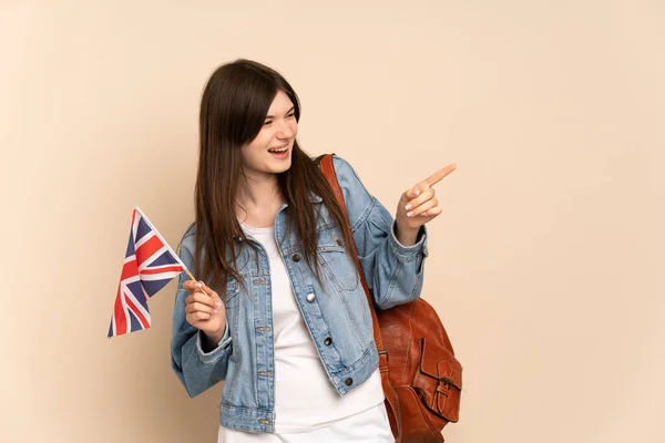 Junge Ukrainerin Mit Einer Britischen Flagge Auf Beigem Hintergrund Zeigt — Stockfoto