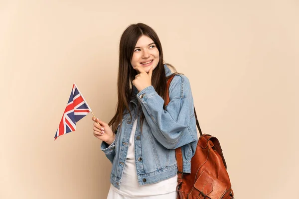 Junge Ukrainerin Mit Einer Britischen Flagge Auf Beigem Hintergrund Die — Stockfoto