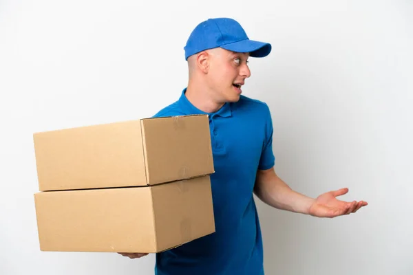 Jovem Entrega Brasileiro Homem Isolado Ops Branco Fundo Com Surpresa — Fotografia de Stock