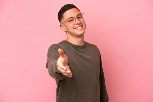 Young Brazilian Man Isolated Pink Background Shaking Hands Closing Good — Stock Photo, Image