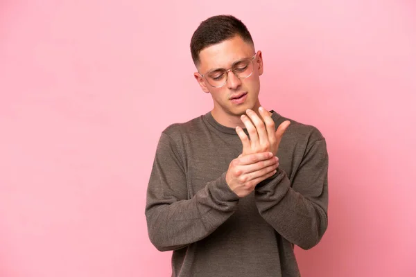 Young Brazilian Man Isolated Pink Background Suffering Pain Hands — Stock Photo, Image
