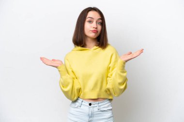 Genç Ukraynalı bir kadın beyaz arka planda izole edilmiş.