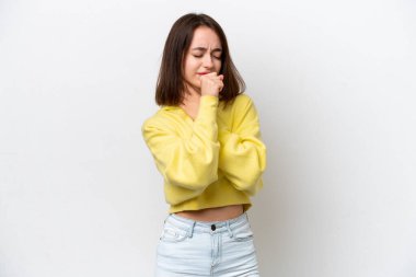 Beyaz arka planda izole edilmiş genç Ukraynalı kadın çok öksürüyor.