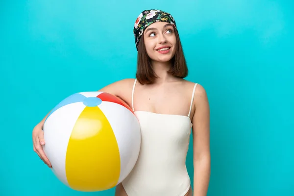 Young Ukrainian Woman Holding Beach Ball Isolated Blue Background Thinking — Stok fotoğraf