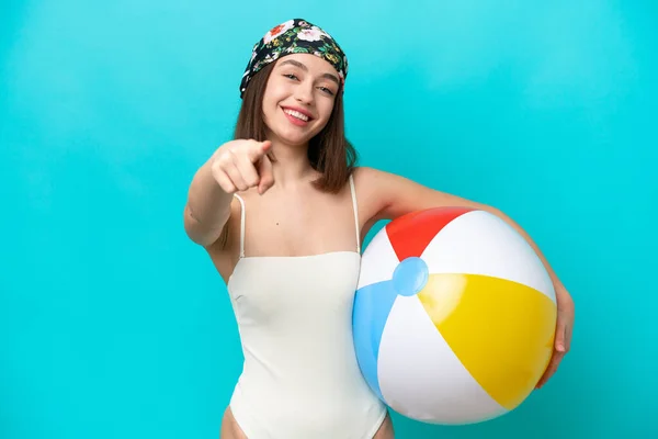 Jonge Oekraïense Vrouw Houden Strandbal Geïsoleerd Blauwe Achtergrond Wijzen Voorkant — Stockfoto