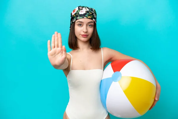 Elinde Plaj Topu Tutan Genç Ukraynalı Kadın Mavi Arka Planda — Stok fotoğraf