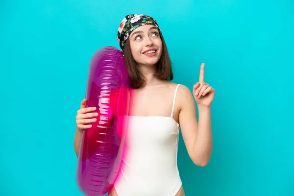 Jovem Ucraniana Segurando Colchão Isolado Fundo Azul Apontando Para Uma — Fotografia de Stock