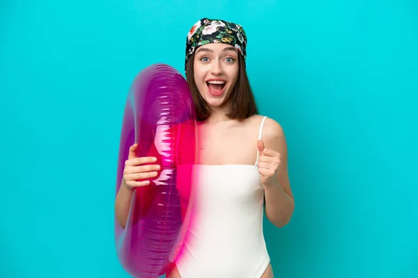 Jovem Ucraniana Segurando Colchão Isolado Fundo Azul Celebrando Uma Vitória — Fotografia de Stock