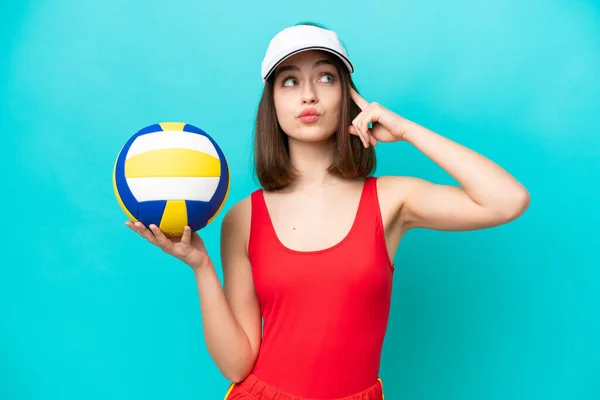 Junge Ukrainerin Spielt Einem Isolierten Strand Auf Blauem Hintergrund Volleyball — Stockfoto