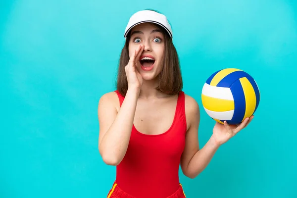 乌克兰年轻女子在蓝色背景的海滩上打排球 脸上带着惊讶和震惊的表情 — 图库照片