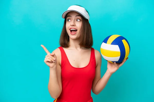 Junge Ukrainerin Spielt Einem Isolierten Strand Auf Blauem Hintergrund Volleyball — Stockfoto