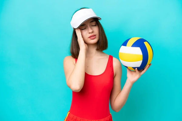 Молода Українка Грає Волейбол Пляжі Ізольованому Синьому Фоні Головним Болем — стокове фото