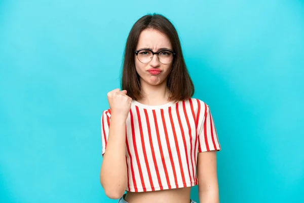 Jonge Oekraïense Vrouw Geïsoleerd Blauwe Achtergrond Met Ongelukkige Uitdrukking — Stockfoto