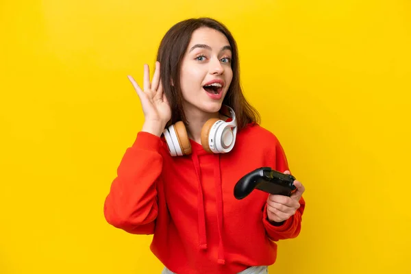 Νεαρή Ουκρανή Γυναίκα Παίζει Ένα Χειριστήριο Βιντεοπαιχνιδιών Απομονωμένο Κίτρινο Φόντο — Φωτογραφία Αρχείου