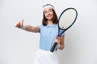 Genç Ukraynalı tenisçi kadın beyaz arka planda izole edilmiş bir şekilde baş parmak hareketi yapıyor.