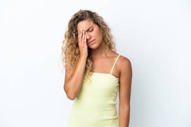 Kıvırcık saçlı kız beyaz arka planda yalnız ve başı ağrıyor.