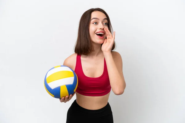 若いですウクライナ人女性演奏バレーボール白地に隔離された叫びとともに口を大きく開きます — ストック写真