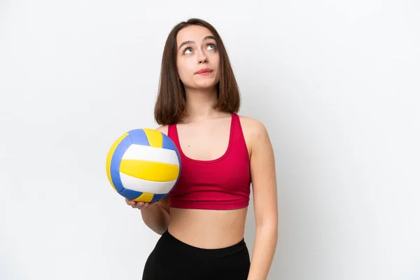 年轻的乌克兰女子打排球时被隔离在白人背景下 仰视着 — 图库照片